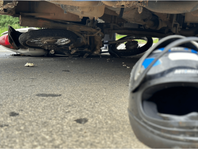 Dois Homens Ficam Feridos Ap S Acidente Envolvendo Moto E Nibus Em