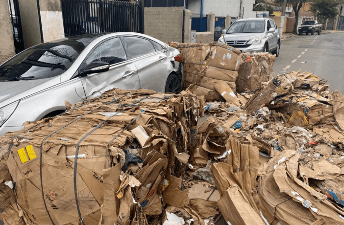 Carga de papel\u00e3o cai de caminh\u00e3o e atinge carro parado em avenida de ...