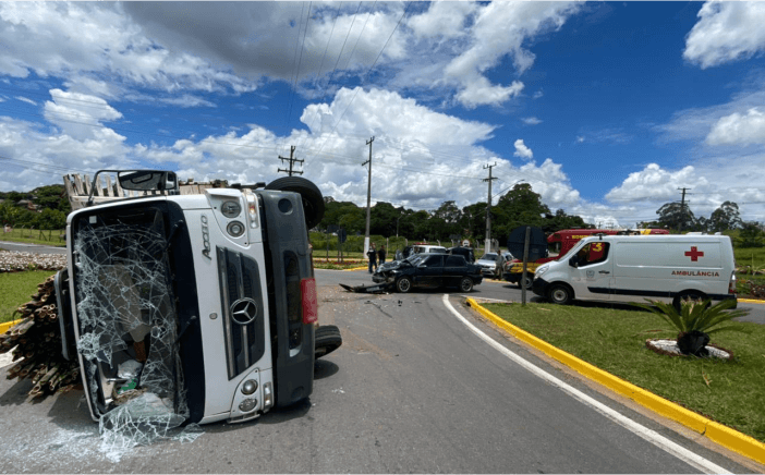 Ve\u00edculo colide contra caminh\u00e3o que tomba na Avenida Alberto Diniz, em ...