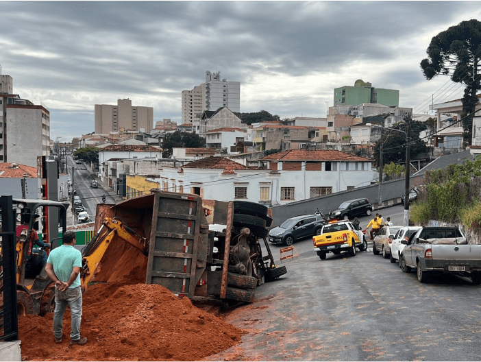 Caminh\u00e3o carregado de terra tomba no centro de Bragan\u00e7a Paulista ...