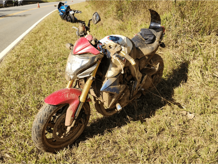 Motociclista fica ferido após perder o controle e cair em curva em ...