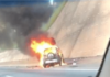 Carro pega fogo após se chocar em barreira de concreto