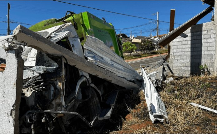 Caminh\u00e3o de lixo perde o freio e atinge casa em Bragan\u00e7a Paulista ...