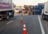 Caçamba de caminhão carregada de pneus tomba e interdita trecho de Rodovia