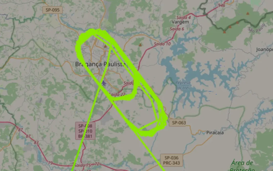 Avião da Latam voa em círculos sobre Bragança Paulista
