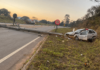 Veículo colide com poste e deixa três vítimas em rodovia