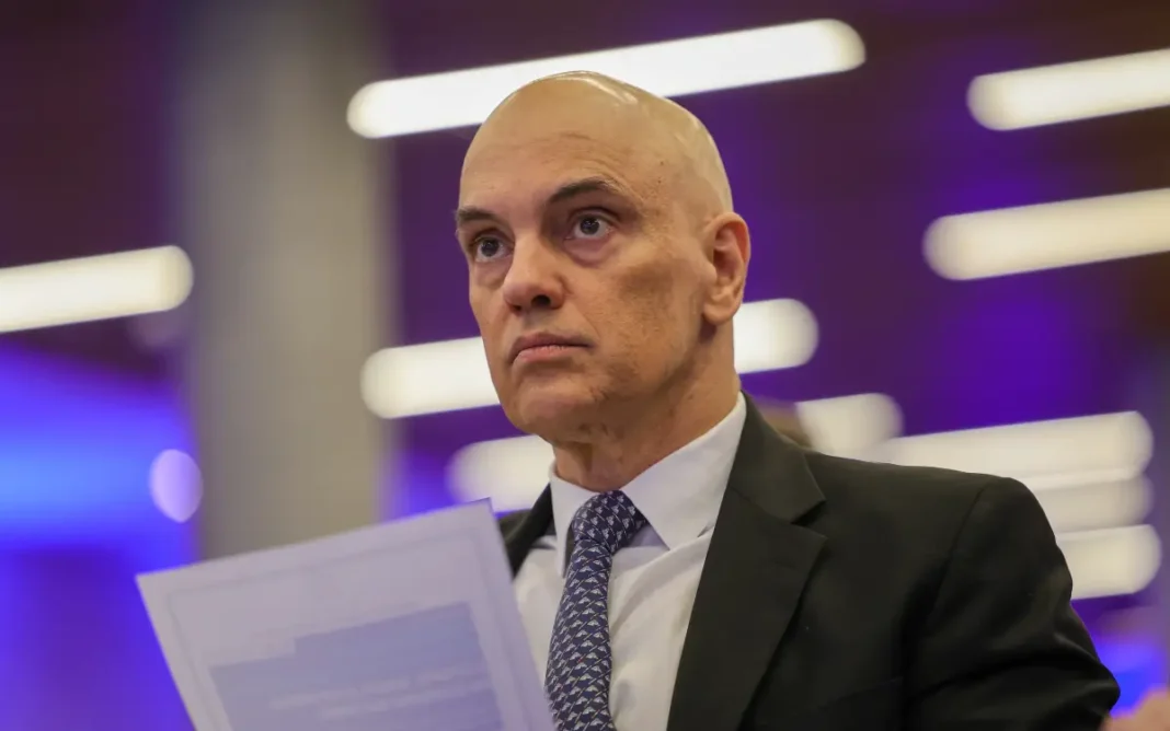 Moraes manda suspender X e impõe multa de R$ 50 mil para quem burlar decisão com VPN