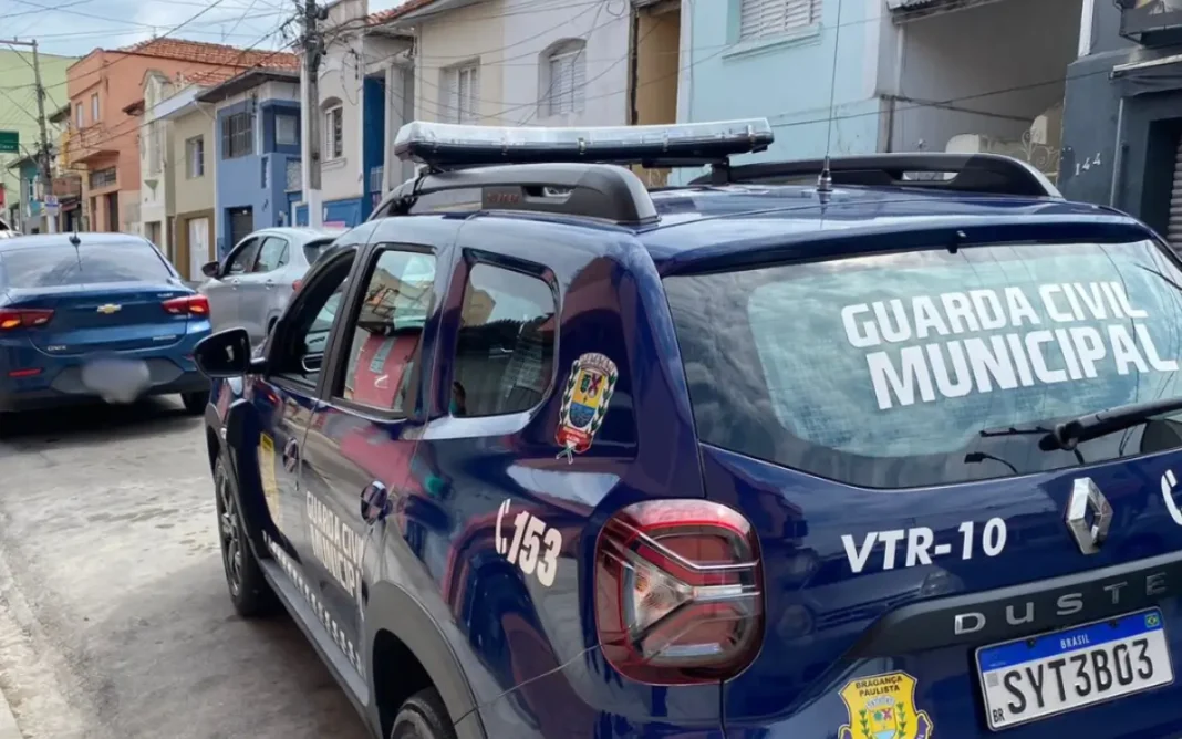 GCM de Bragança Paulista autua veículo com placas adulteradas no centro