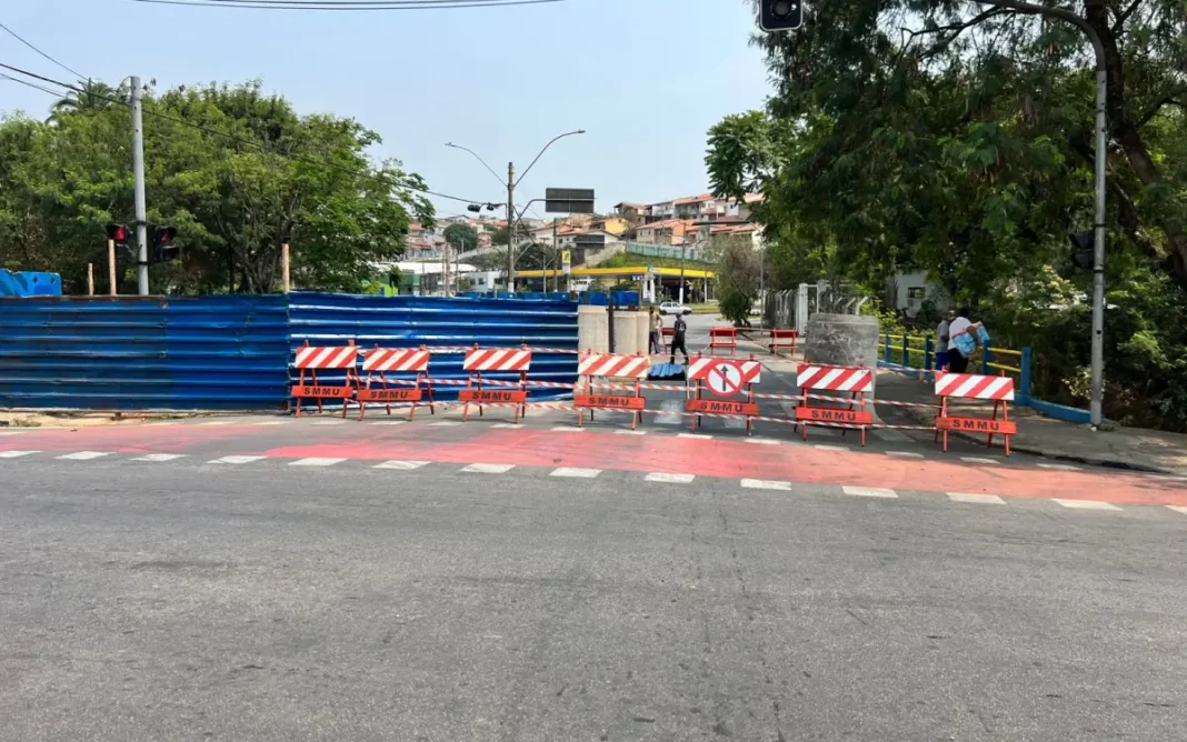 Ponte da Rua Peru em Bragança Paulista é interditada para obras de substituição de placas por problemas estruturais
