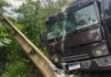 Motorista perde controle e colide com poste após ser fechado por outro veículo em Bragança Paulista