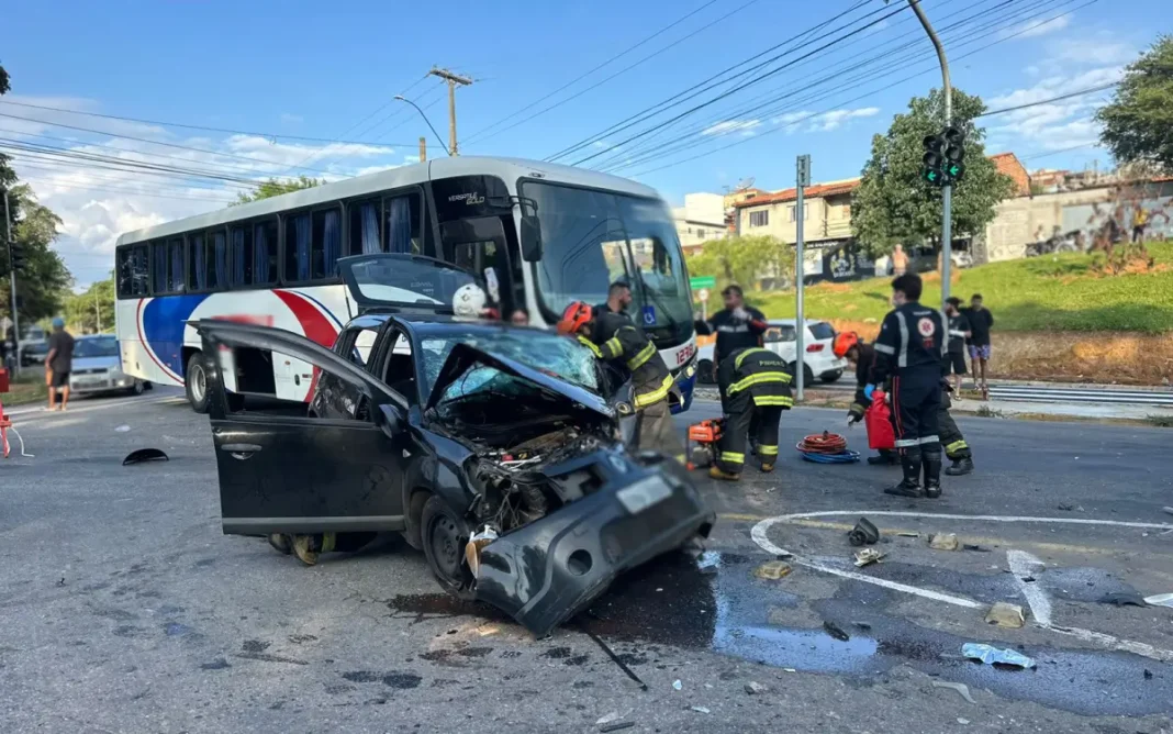 Mulher fica presa às ferragens após colisão entre carro e ônibus em Bragança Paulista