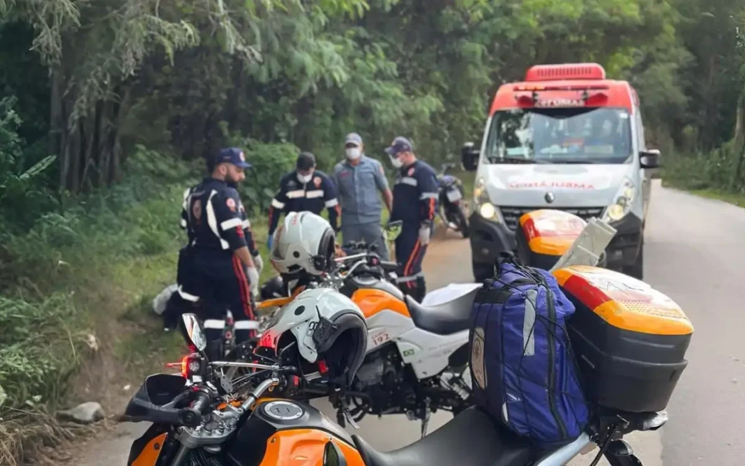Motociclista fica gravemente ferido em acidente na Avenida Estevam Diamante, em Bragança Paulista