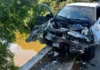 Motorista perde o controle e passageira é arremessada em rio após acidente