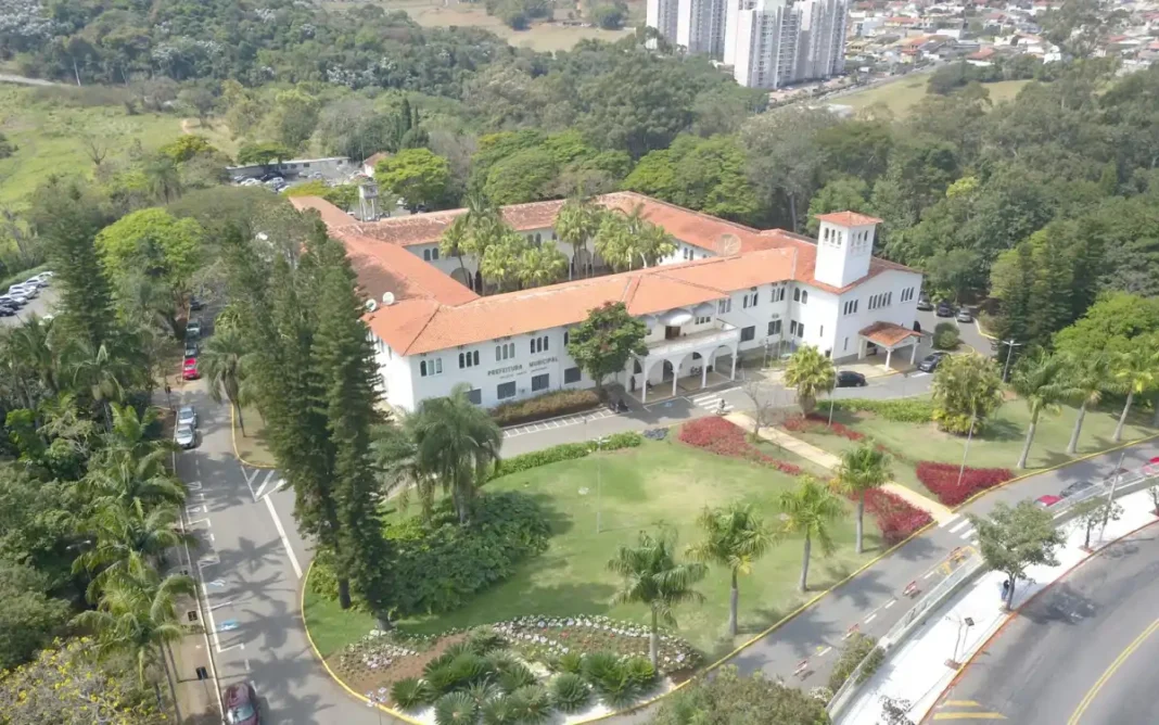 Cobrança para estacionar dentro da Prefeitura começa dia 5 de maio em Bragança Paulista