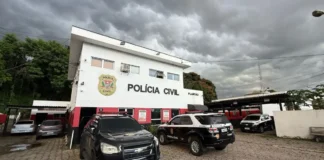 Homem é acusado de furtar chocolates, ameaçar seguranças e depredar supermercado no centro