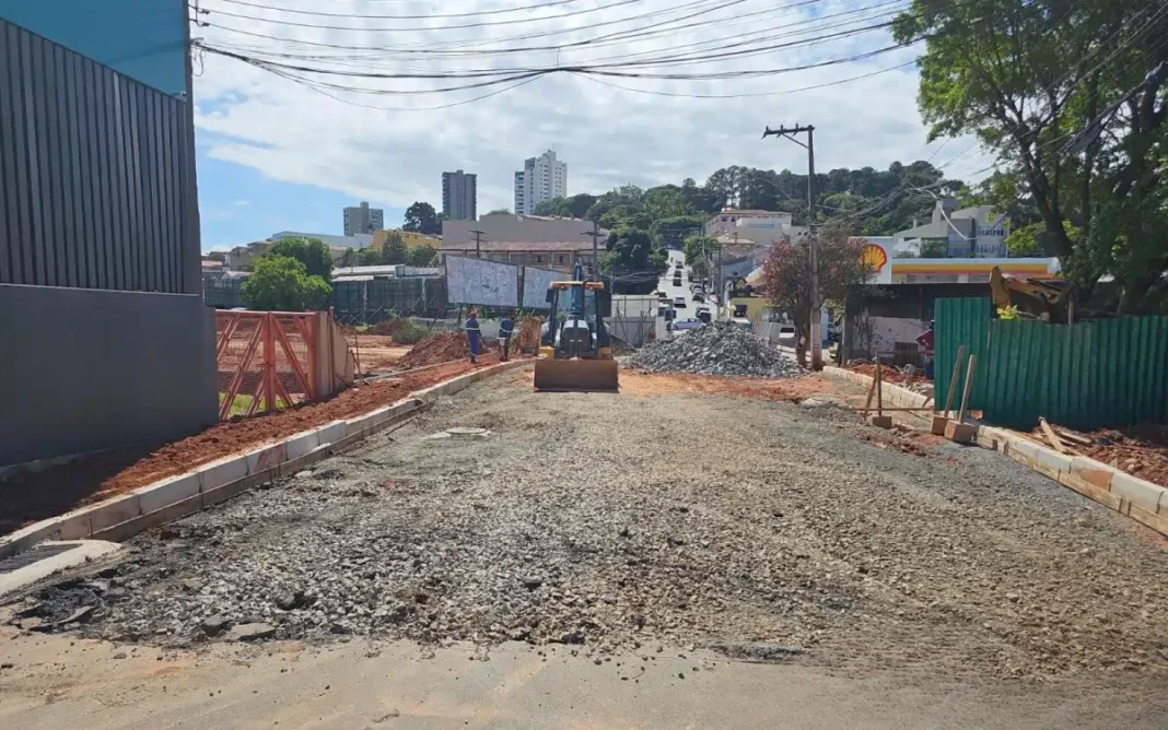 Obras de alargamento da Ponte da Rua Felipe Siqueira avançam em Bragança Paulista