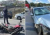 Motociclista fica ferido após colisão com carro em cruzamento movimentado