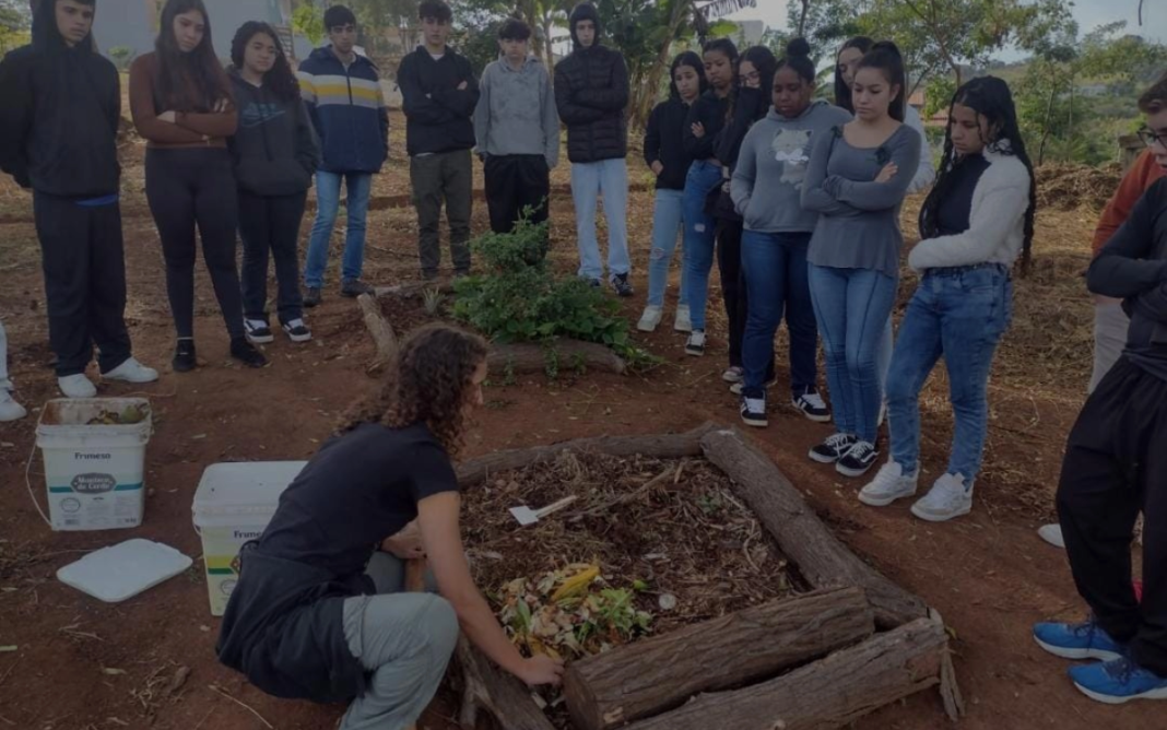 Alunos participam de vivência sobre compostagem durante a Semana do Meio Ambiente-1