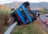 Caminhão carregado de madeira tomba após perder controle em curva