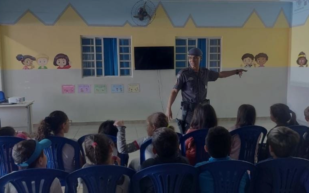 Crianças participam de palestra sobre cidadania e responsabilidade-1