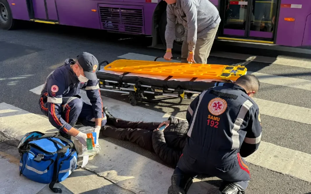 Acidente entre moto e carro deixa uma pessoa ferida em cruzamento de Bragança Paulista