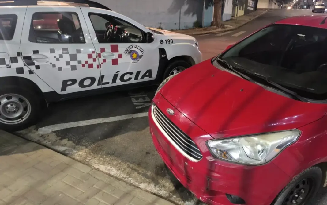 Carro roubado em Nazaré Paulista é recuperado pela Polícia Militar em Atibaia
