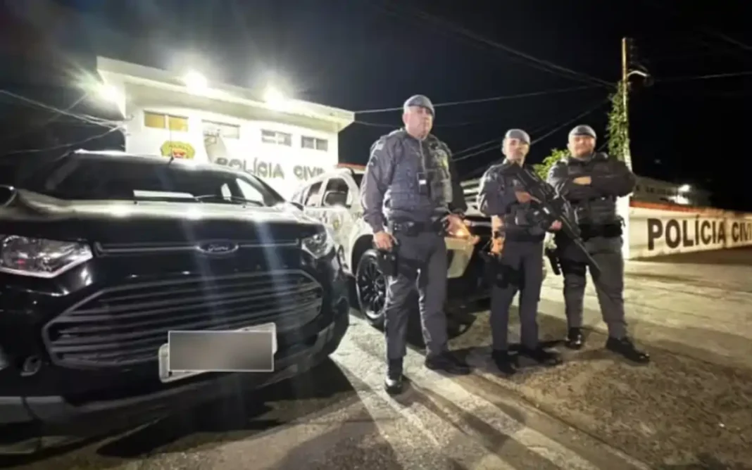 Dupla é presa com carro roubado e drogas após perseguição em Bragança Paulista