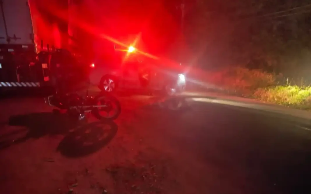 Motociclista morre após colidir com caminhão estacionado no bairro Bom Retiro