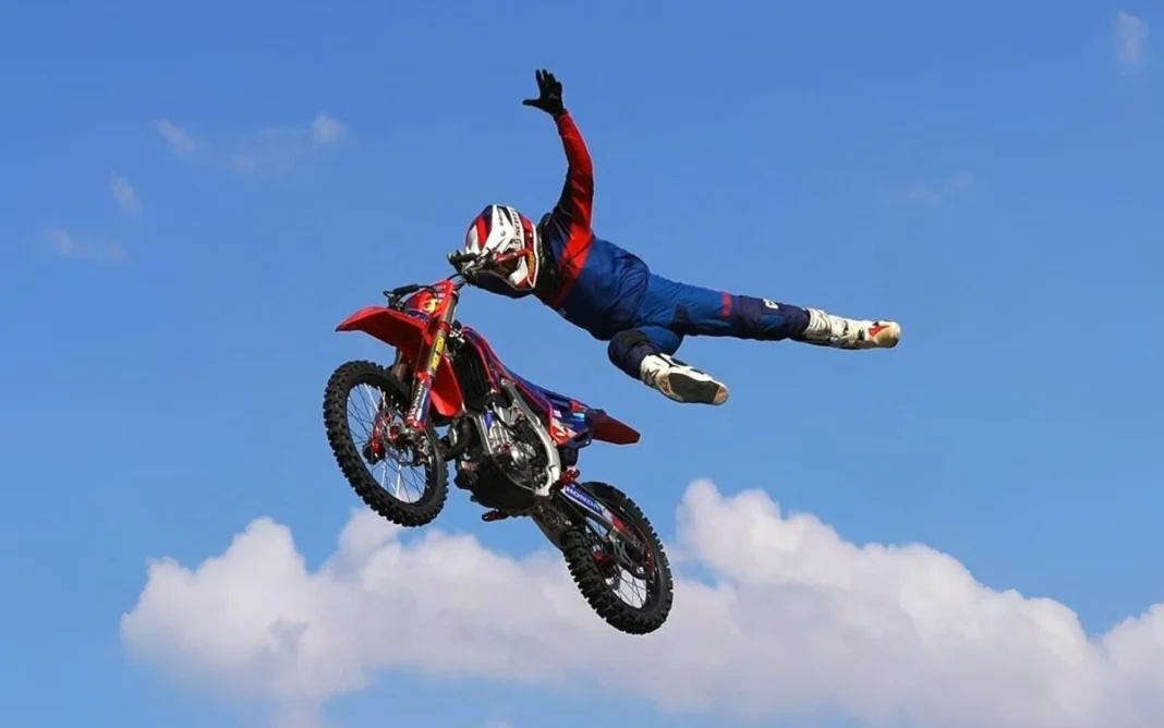 Aeroclube de Bragança celebra 85 anos com shows aéreos e espetáculo radical de motocross