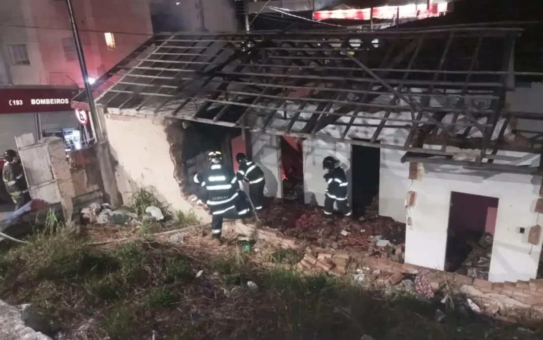 Casa pega fogo no Centro e preocupa moradores com uso irregula