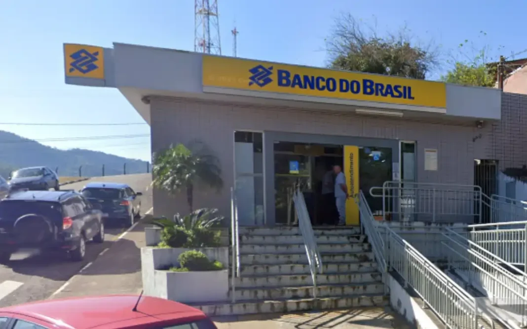 Criminosos invadem agência bancária e furtam arma e coletes balísticos em Vargem