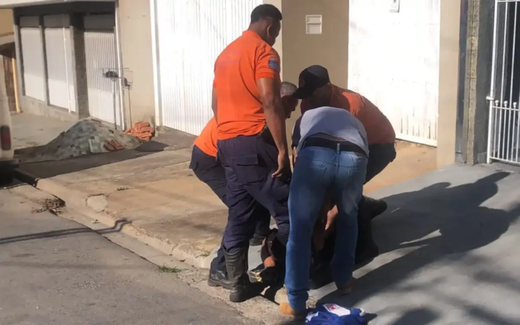 Após incendiar residência, agressor retorna, ameaça ex de morte e é contido por agentes da Defesa Civil