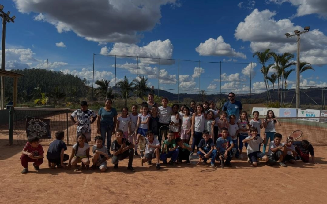 Crianças do Projeto Pequenos Gigantes participam de vivência de tênis