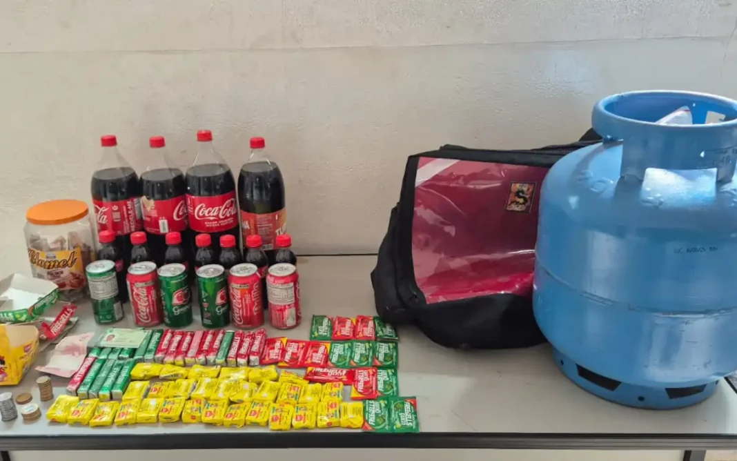 Dupla é presa após furtar doces, bolachas e botijão de gás em Vargem