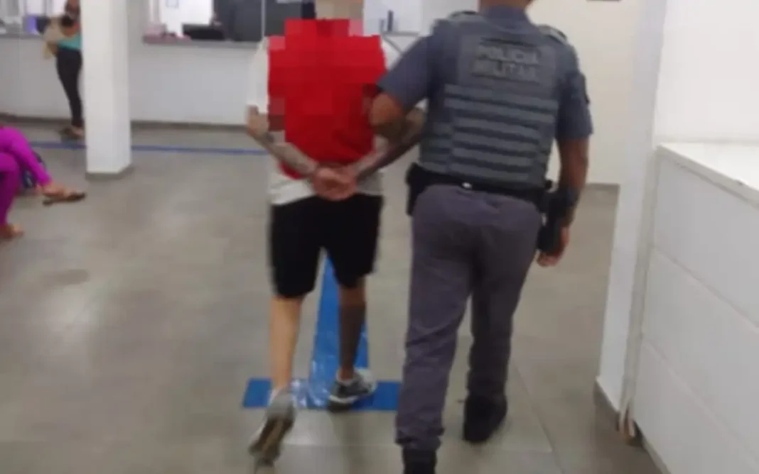 Homem é preso por agredir e empurrar esposa com bebê no colo para fora de carro em movimento