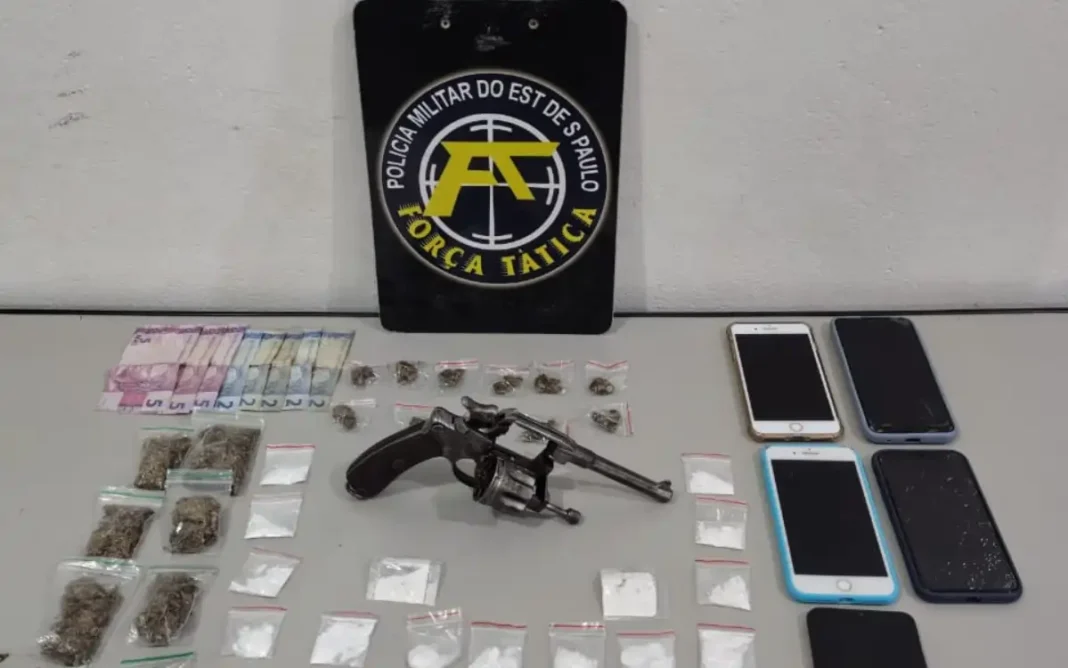 Indivíduos entram em luta corporal com a PM du