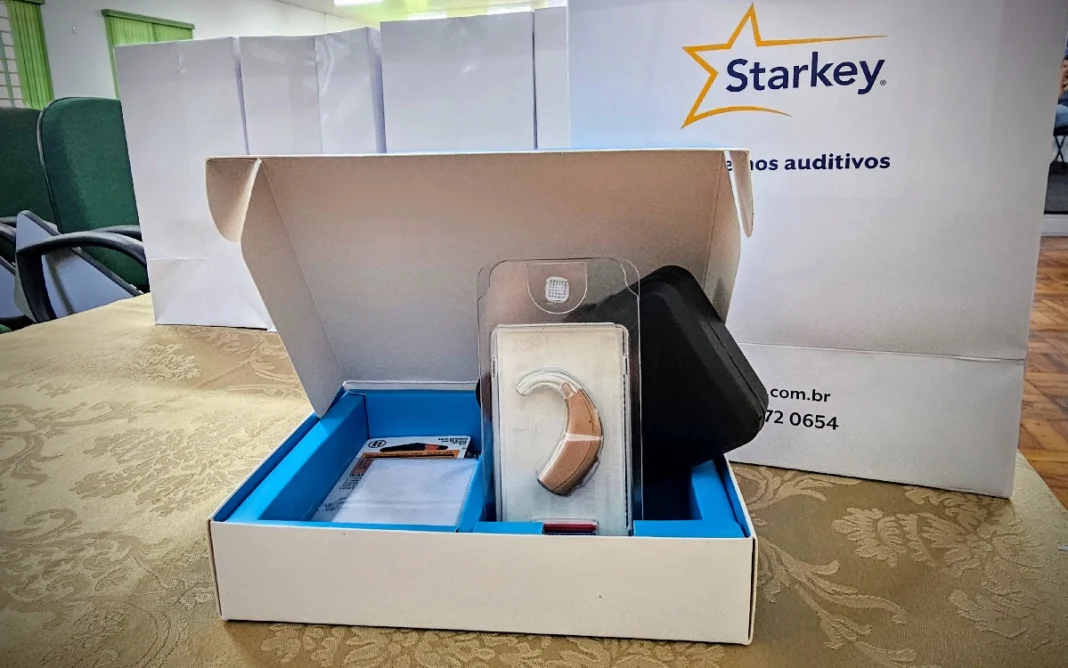 Prefeitura entrega 105 aparelhos auditivos a pacientes do SUS por meio do Reabilita+