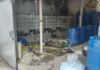 Fábrica clandestina de bebidas é descoberta em Jundiaí; local operava com rótulos falsificados e tambores de álcool