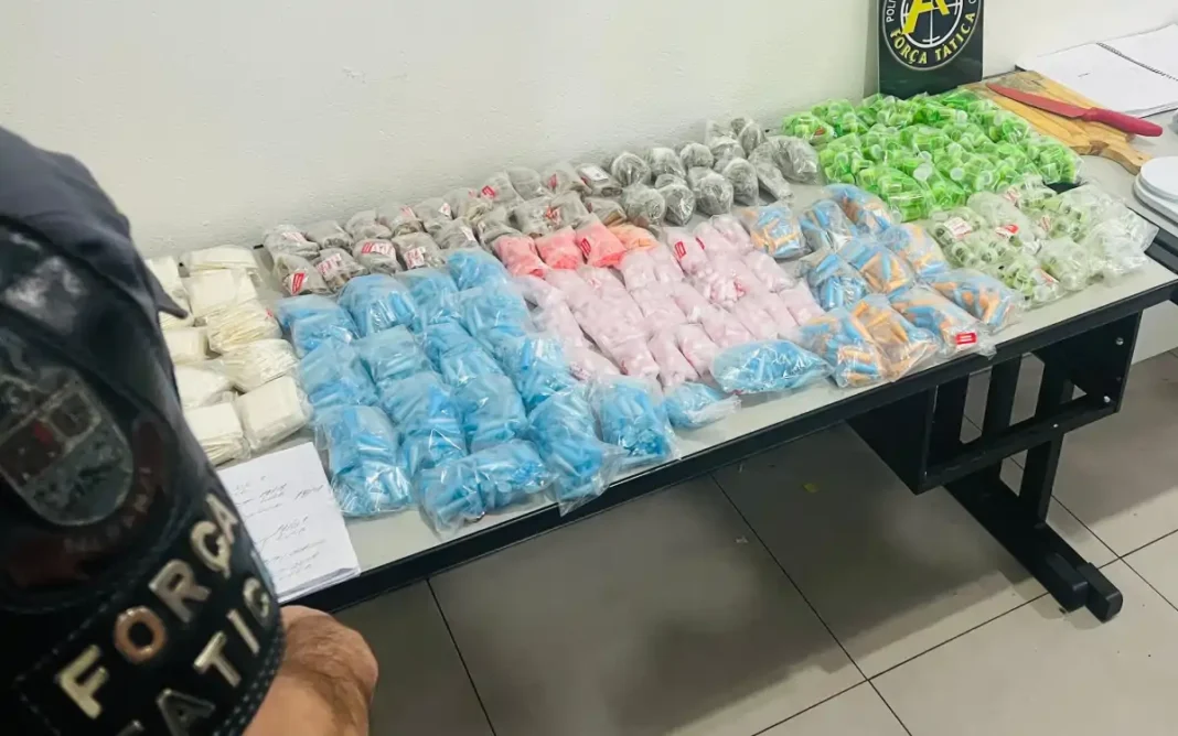 Força Tática apreende grande quantidade de drogas e detém cinco pessoas