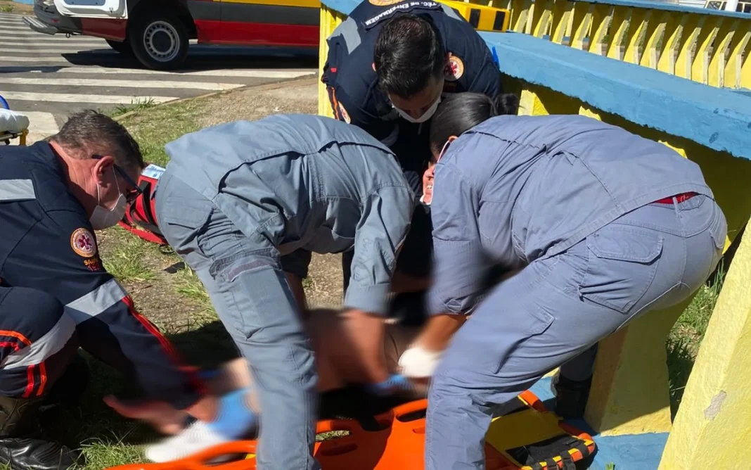 Acidente entre motocicleta e táxi deixa duas pessoas feridas em Bragança Paulista