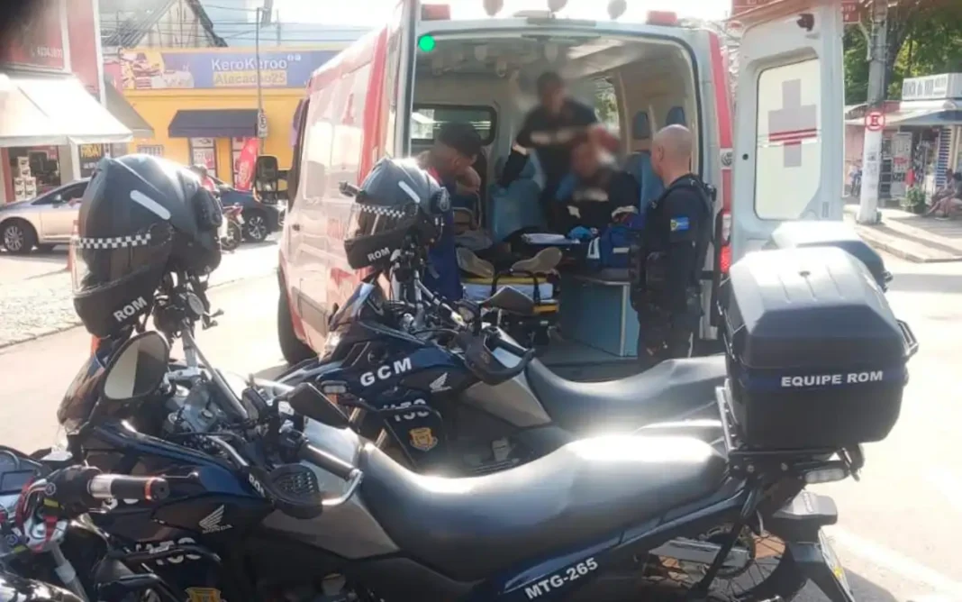 Equipe da GCM presta primeiros socorros em acidente entre carro e moto no bairro Lavapés