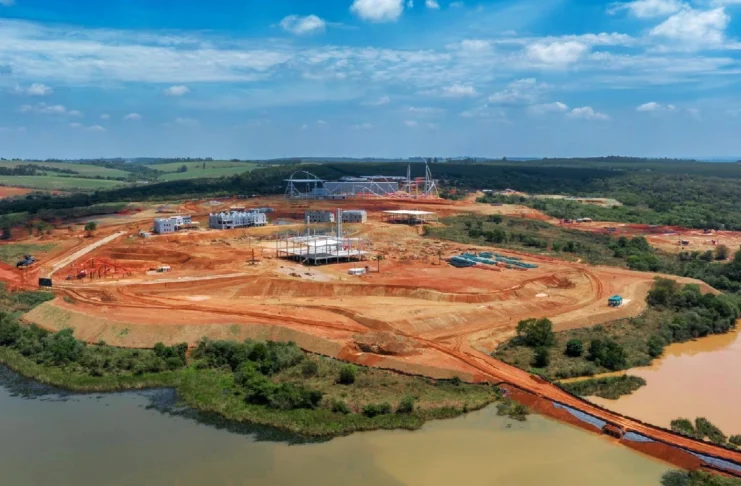 Cacau Park avança obras e já exibe montanhas-russas e áreas temáticas