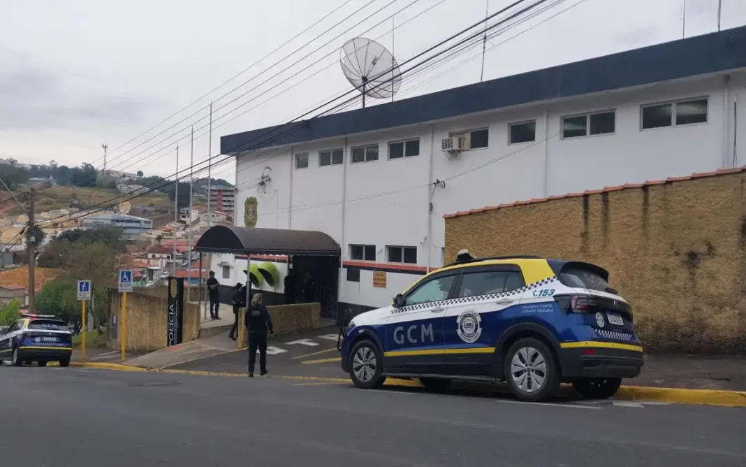 Homem é agredido com capacete em posto de combustível em Serra Negra