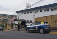 Homem é agredido com capacete em posto de combustível em Serra Negra