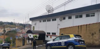 Homem é agredido com capacete em posto de combustível em Serra Negra