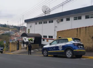 Homem é agredido com capacete em posto de combustível em Serra Negra
