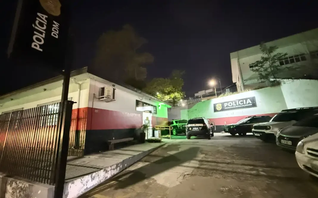 Homem é detido após dar tapas no rosto e fazer ameaças à companheira