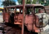 Kombi pega fogo em avenida movimentada e fica totalmente destruída