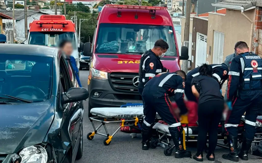 Acidente entre carro e moto deixa motociclista ferido no Lavapés