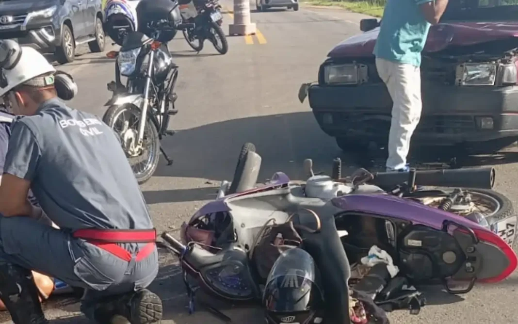 Acidente entre motocicleta e carro é registrado na Avenida Capitão Barduíno